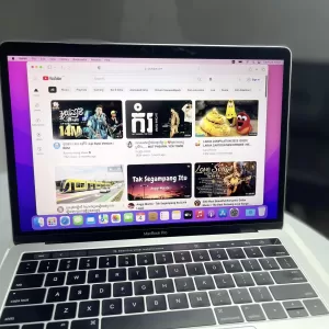 Macbook Pro 2016 i5 16GB 256SSD touch bar